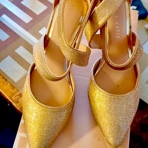Gold Glittery Heels 👠